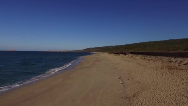 Krásné letecké panorama s dronem slavných pláží na Sardinském moři s isola rossa a Castelsardo vzadu — Stock video