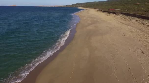 Hermoso panorama aéreo con el dron de las famosas playas en el mar de Cerdeña con la isola rossa y castelsardo detrás — Vídeo de stock