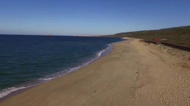 美丽的空中全景与无人机在撒丁岛海著名的海滩与孤岛罗萨岛和castelsardo后面 — 图库视频影像