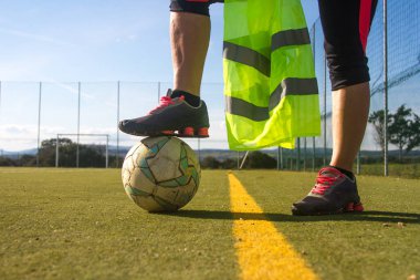 5 kişilik futbol sahasında antrenman yapan güzel bir kız.