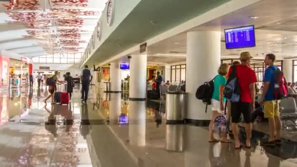 Time lapse hyperlapse z letiště čekárna s lidmi chůze a zblízka na příjezdy a odjezdy billboard — Stock video