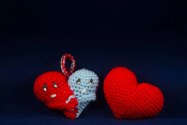 Branco Pelúcia Valentine Coelho Com Coração Vermelho Mão Fundo Azul — Fotografia de Stock