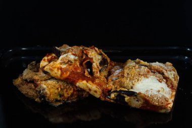 İtalyan parmesanının siyah arka planda çabucak eriyen kısmı.