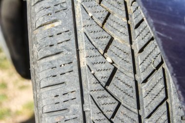 Ön taraftaki tekerlek izine çok yakın. İçinde küçük taşlar var.