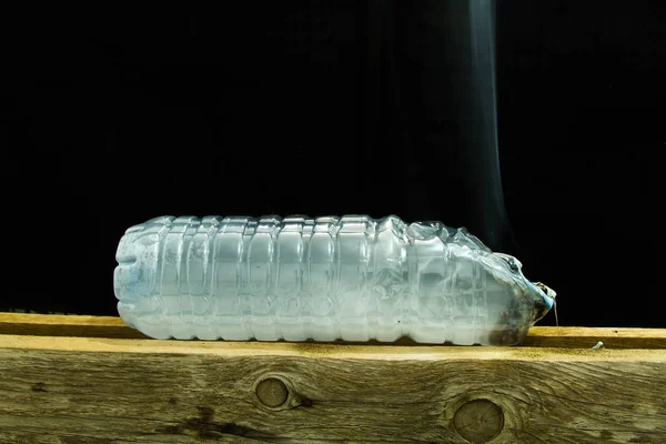 Botella Plástico Inflamado Lleno Humo Tóxico Que Quema Quema Dejando —  Fotos de Stock