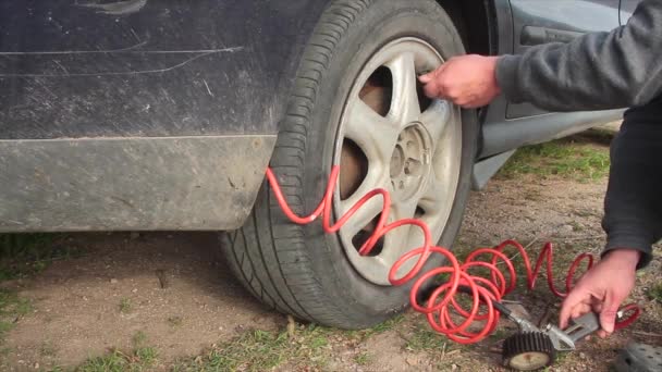 Nahaufnahme Der Reparatur Eines Platten Reifens Mit Reifenauffüllung Mit Einem — Stockvideo