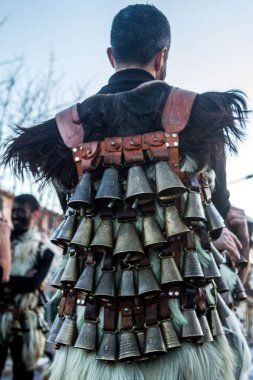 İtalya, parfüm, sardegna, sassari, cagliari, 25-02-2020 tipik dans eden mamutonlar tipik Sardunya karnaval maskesi siyah ve koyun derisi giymiş insanlar ve bir sürü çan