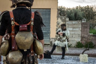 İtalya, parfüm, sardegna, sassari, cagliari, 25-02-2020 tipik dans eden mamutonlar tipik Sardunya karnaval maskesi siyah ve koyun derisi giymiş insanlar ve bir sürü çan
