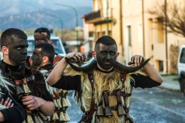 İtalya, parfüm, sardegna, sassari, cagliari, 25-02-2020 tipik dans eden mamutonlar tipik Sardunya karnaval maskesi siyah ve koyun derisi giymiş insanlar ve bir sürü çan