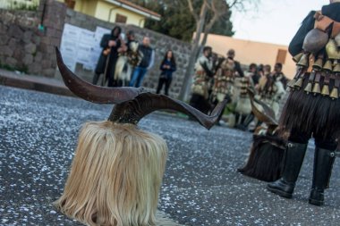İtalya, parfüm, sardegna, sassari, cagliari, 25-02-2020 tipik dans eden mamutonlar tipik Sardunya karnaval maskesi siyah ve koyun derisi giymiş insanlar ve bir sürü çan