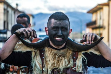İtalya, parfüm, sardegna, sassari, cagliari, 25-02-2020 tipik dans eden mamutonlar tipik Sardunya karnaval maskesi siyah ve koyun derisi giymiş insanlar ve bir sürü çan