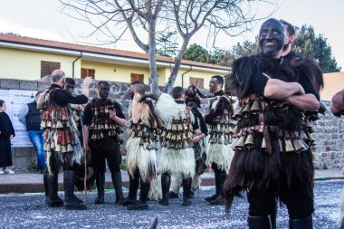 İtalya, parfüm, sardegna, sassari, cagliari, 25-02-2020 tipik dans eden mamutonlar tipik Sardunya karnaval maskesi siyah ve koyun derisi giymiş insanlar ve bir sürü çan