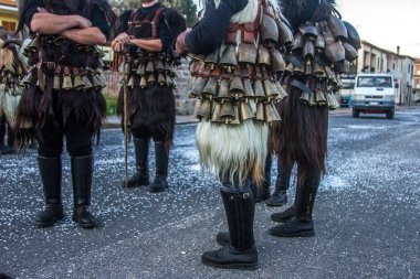 İtalya, parfüm, sardegna, sassari, cagliari, 25-02-2020 tipik dans eden mamutonlar tipik Sardunya karnaval maskesi siyah ve koyun derisi giymiş insanlar ve bir sürü çan