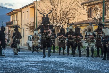 İtalya, parfüm, sardegna, sassari, cagliari, 25-02-2020 tipik dans eden mamutonlar tipik Sardunya karnaval maskesi siyah ve koyun derisi giymiş insanlar ve bir sürü çan