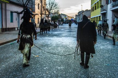 İtalya, parfüm, sardegna, sassari, cagliari, 25-02-2020 tipik dans eden mamutonlar tipik Sardunya karnaval maskesi siyah ve koyun derisi giymiş insanlar ve bir sürü çan