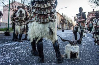 İtalya, parfüm, sardegna, sassari, cagliari, 25-02-2020 tipik dans eden mamutonlar tipik Sardunya karnaval maskesi siyah ve koyun derisi giymiş insanlar ve bir sürü çan