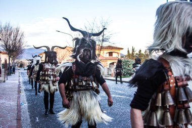 İtalya, parfüm, sardegna, sassari, cagliari, 25-02-2020 tipik dans eden mamutonlar tipik Sardunya karnaval maskesi siyah ve koyun derisi giymiş insanlar ve bir sürü çan