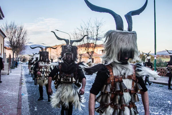 İtalya, parfüm, sardegna, sassari, cagliari, 25-02-2020 tipik dans eden mamutonlar tipik Sardunya karnaval maskesi siyah ve koyun derisi giymiş insanlar ve bir sürü çan