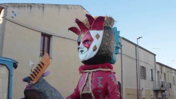 意大利 意大利香水 沙丁鱼 萨萨里 卡利亚里 2020狂欢节派对 戴着不同的面具 年轻人在派对上昂首阔步 — 图库视频影像