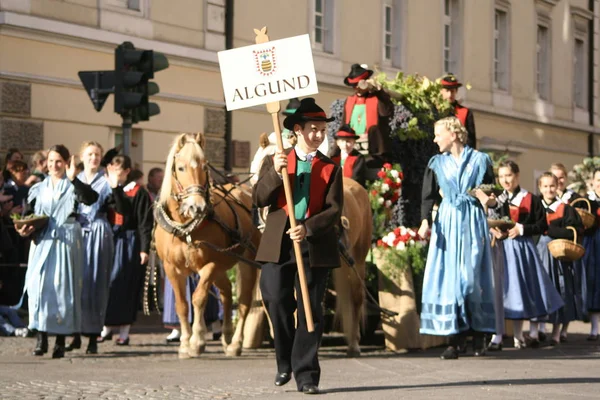 典型的な音楽バンドと市内中心部でパレードに馬と典型的なチロルの服を持つ南チロルのメラノブドウ祭り — ストック写真