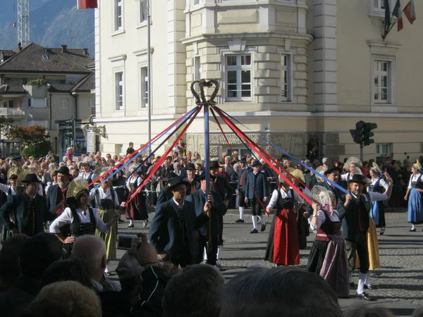 Meraner Traubenfest Südtirol Mit Typischen Musikkapellen Und Typischer Tiroler Tracht — Stockfoto