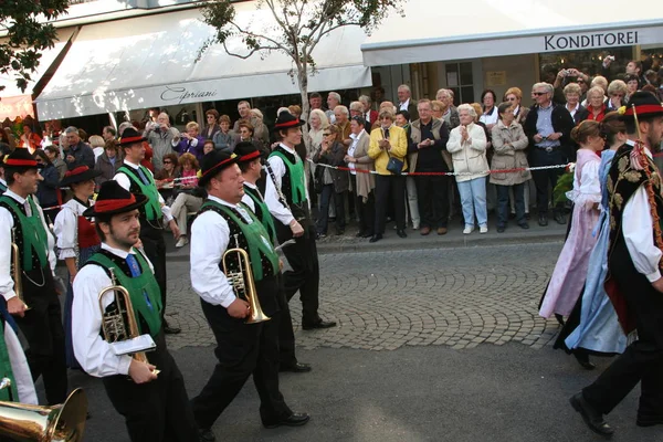 典型的な音楽バンドと市内中心部でパレードに馬と典型的なチロルの服を持つ南チロルのメラノブドウ祭り — ストック写真