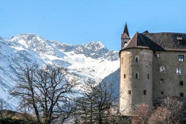 Tyrol Şatosu gibi güney Tyrol Kaleleri Trauttmansdorff Şatosu muhteşem ve benzersiz bir şekilde görülür göllerin, dağların ve kayaların arka planlarıyla