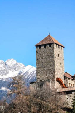 Tyrol Şatosu gibi güney Tyrol Kaleleri Trauttmansdorff Şatosu muhteşem ve benzersiz bir şekilde görülür göllerin, dağların ve kayaların arka planlarıyla