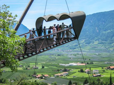 Tyrol Şatosu gibi güney Tyrol Kaleleri Trauttmansdorff Şatosu muhteşem ve benzersiz bir şekilde görülür göllerin, dağların ve kayaların arka planlarıyla