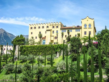 Tyrol Şatosu gibi güney Tyrol Kaleleri Trauttmansdorff Şatosu muhteşem ve benzersiz bir şekilde görülür göllerin, dağların ve kayaların arka planlarıyla