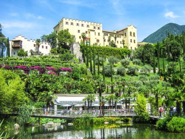 Tyrol Şatosu gibi güney Tyrol Kaleleri Trauttmansdorff Şatosu muhteşem ve benzersiz bir şekilde görülür göllerin, dağların ve kayaların arka planlarıyla