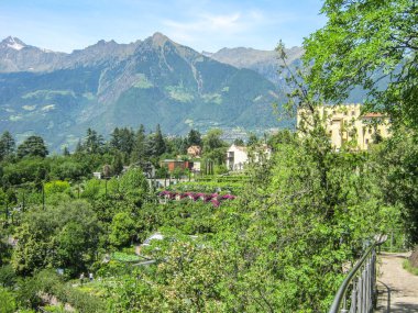 Tyrol Şatosu gibi güney Tyrol Kaleleri Trauttmansdorff Şatosu muhteşem ve benzersiz bir şekilde görülür göllerin, dağların ve kayaların arka planlarıyla