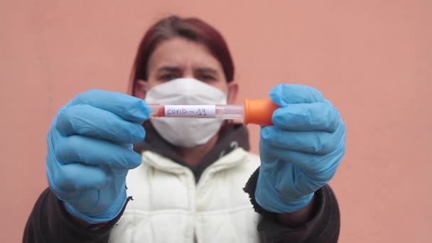 Mulher Com Coronavírus Covid Sangue Tubo Teste Médico Vestindo Máscara — Vídeo de Stock