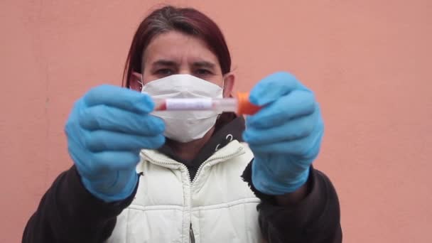Kvinne Med Koronavirus Kovid Blodprøverør Iført Hvit Medisinsk Maske Blå – stockvideo