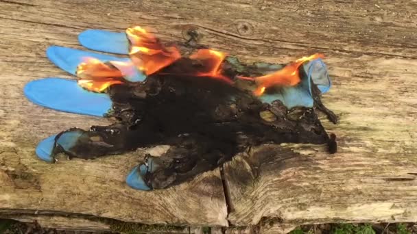 Gant Médical Bleu Mis Feu Après Utilisation Comme Symbole Stérilisation — Video