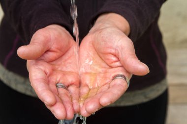 El jeli dezenfektanı ile serpilmiş eller Coronavirus ya da Cvid 19 gibi virüsleri önlemek için yıkanır.