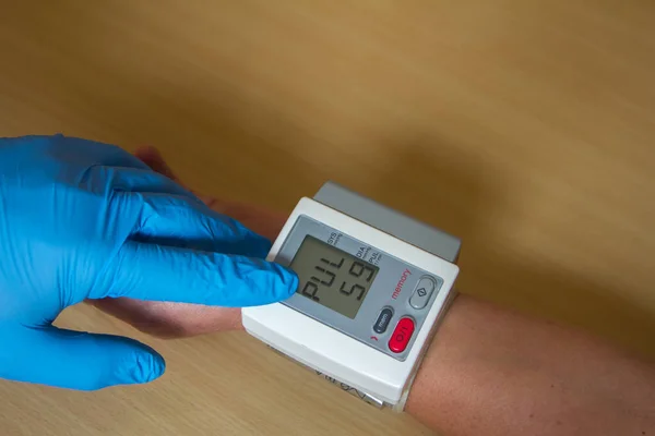 Médico Con Guantes Azules Que Prepara Para Utilizar Esfigmomanómetro Digital — Foto de Stock