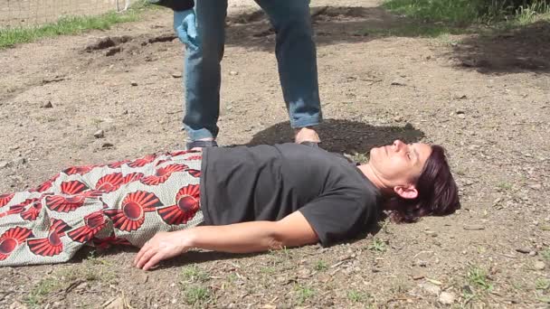 Urgentiste avec veste jaune qui intervient pour ressusciter une femme en la mettant en position anti choc — Video