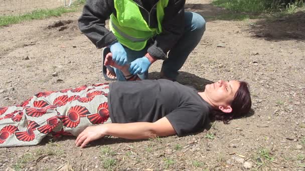 Médico de emergência com jaqueta amarela que intervém para uma reanimação de uma mulher cardiopulmonar que ganha vida — Vídeo de Stock