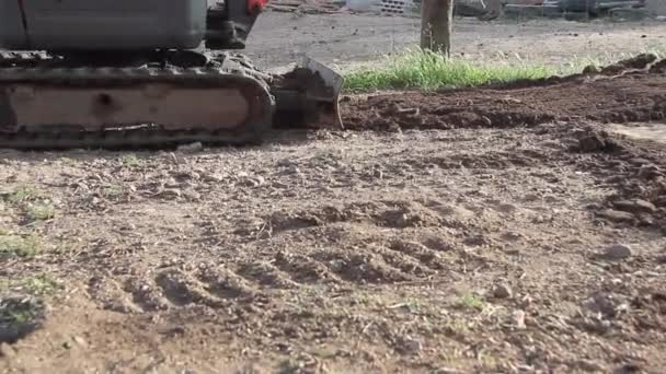 Rupsbanden van rijdende graafmachines in bedrijf op een vuilnisbelt — Stockvideo