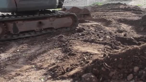 Rastejador faixas de escavadeira em movimento em operação em um local de sujeira — Vídeo de Stock