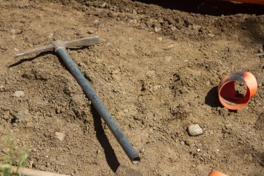 Borular ve kazmalar gibi sitelerde tamir edilen inşaat araçları