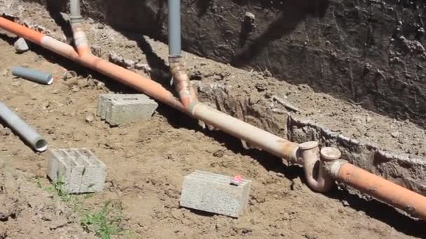 Lavoratori del sito senza protezioni individuali che lavorano con la torcia a gas per la costruzione o la riparazione di tubi di scarico dell'acqua — Video Stock