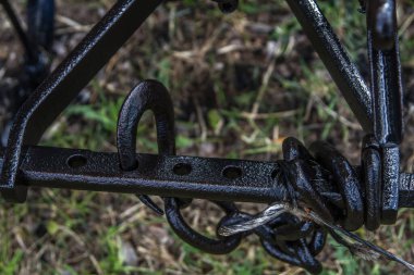 Antika siyah demir saban öküz için. Pas tutmaması için siyaha boyanmış.