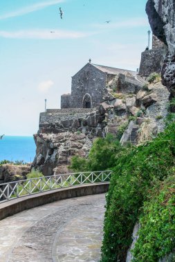 Castelsardo, sassari, italya, 20 / 03 / 2019 Sardunya Castelsardo şehri kristal berrak deniz ve antik müzesine bakan muhteşem kalesi