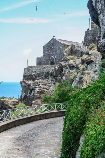 Castelsardo, sassari, italya, 20 / 03 / 2019 Sardunya Castelsardo şehri kristal berrak deniz ve antik müzesine bakan muhteşem kalesi