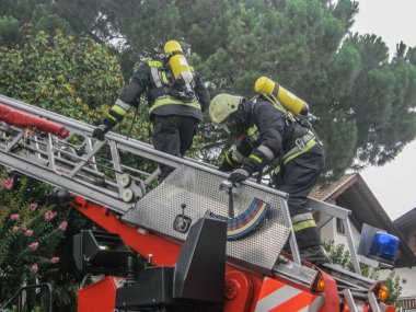 merano, italyan, 16 / 09 / 2020 korkusuz itfaiyeciler merdiven kamyonları ve itfaiye araçlarıyla harekete geçtiler