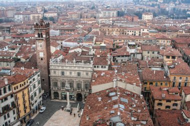 Verona, İtalya, 29 / 03 / 2019 Yukarıdan Verona 'nın ilginç manzarası Arka planda çan kuleleri ve evler