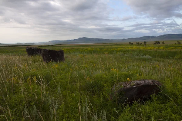 Khakassia menhir bakımından zengindir. Özellikle Minusinsk yaylası, 200 ila 2 T yılları arasında.