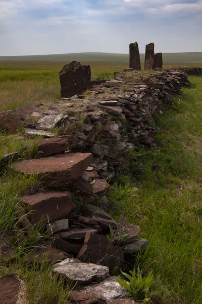 Porsuk kütüğü (Ölü Krallar Vadisi) tepeciği, sadece Hakass bozkırlarında 100 bin mezar yığını bırakan İskitler tarafından dikildi..